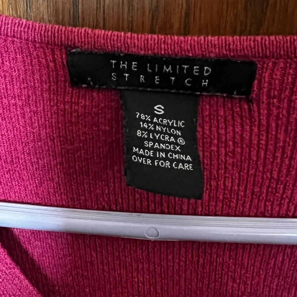 The Limited Stretch V-Neck Top | Size Small - Picture 3 of 3